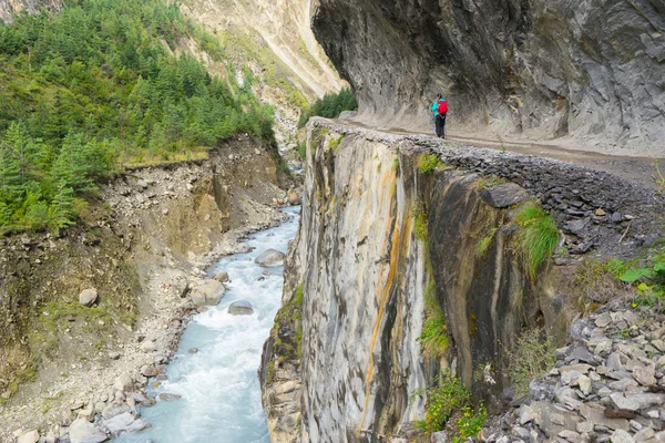 Trekker güzel taşlarla izinde yürüyen sırt çantası ile — Stok fotoğraf