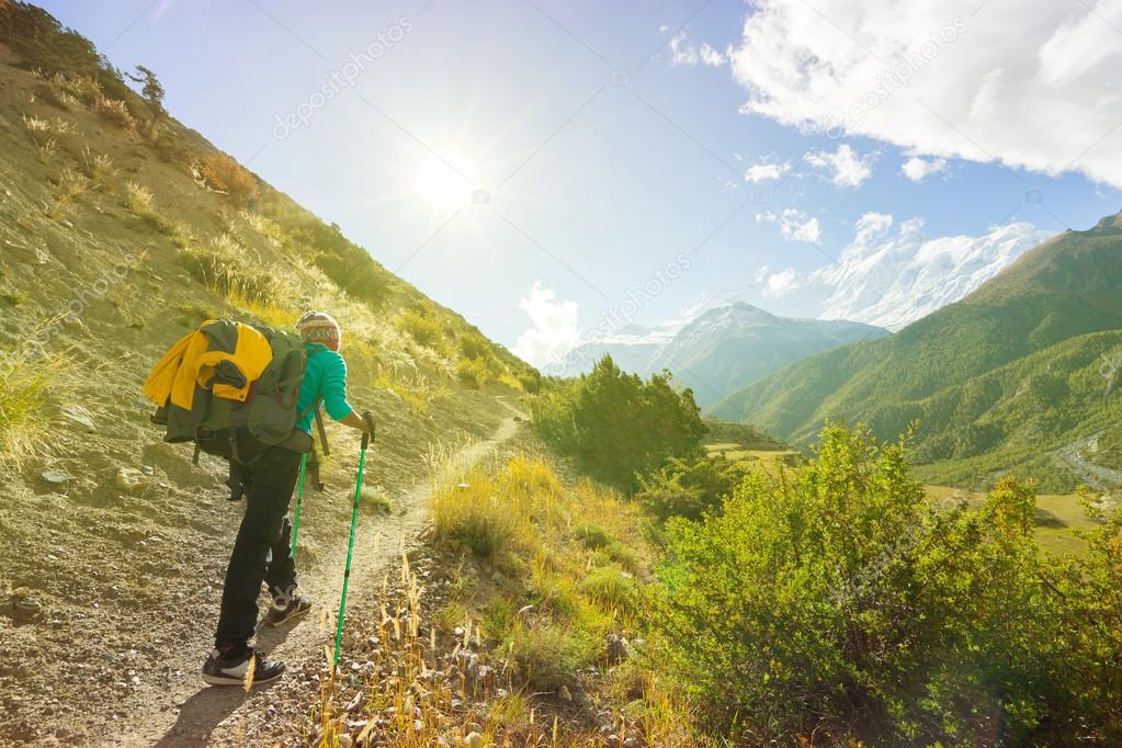 https://ko.depositphotos.com/128055206/stock-photo-hiker-with-backpack-and-tourist.html 히말라야 산에서 트레킹 코스에 등산객 배낭와 관광 스틱 — 스톡 사진 ...