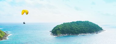 Su üzerinde uçan paraşütçü