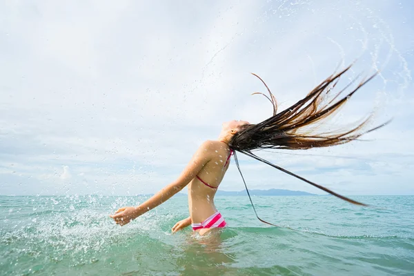 Donna spruzzando acqua con i capelli — Foto Stock