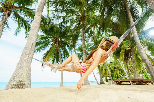 Vrouw tot in hangmat op het strand. — Stockfoto