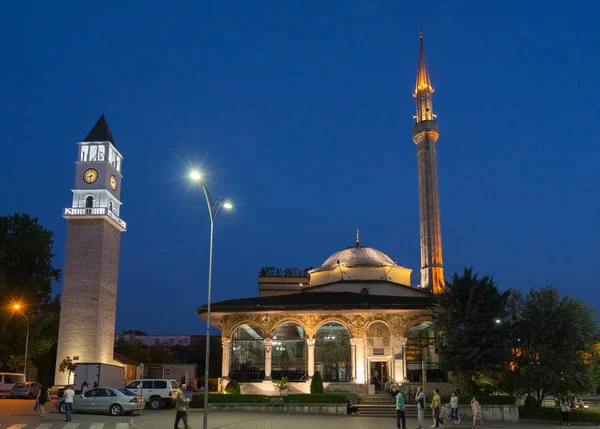 Uhrturm und Moschee in der Nacht — Stockfoto