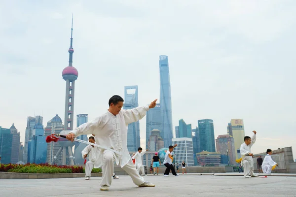 Chineses em Shanghai Bund — Fotografia de Stock