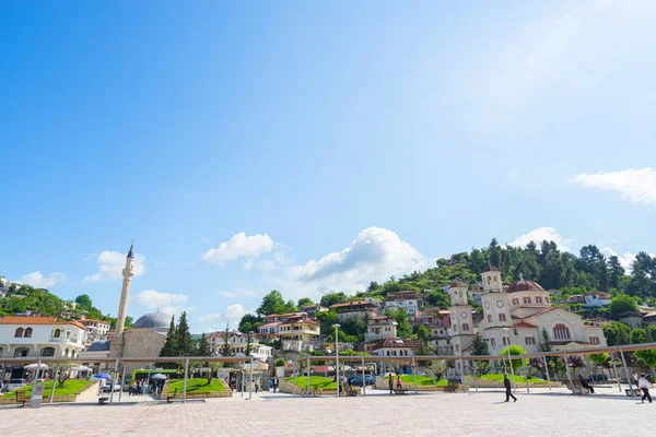 Square in Berat with church and mosque — Stock Photo, Image