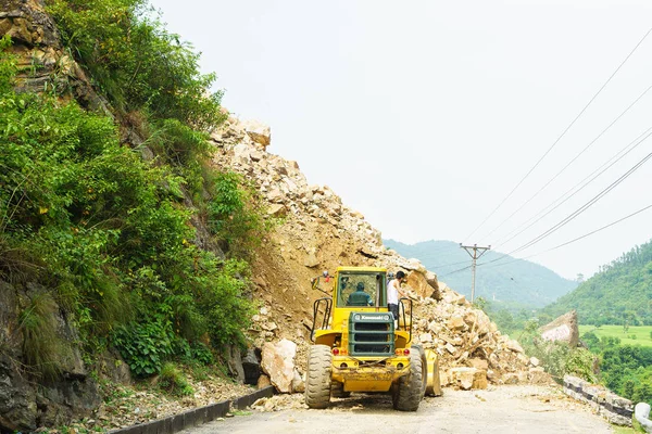 Excavator cleans road in Nepal — Stock Photo, Image