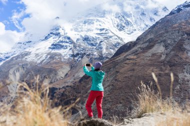 Uzun yürüyüşe çıkan kimse alarak resim güzel Dağları