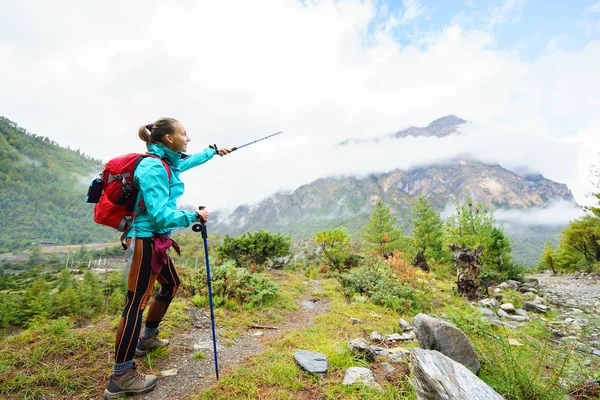 Trekker com mochila — Fotografia de Stock