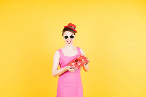 Girl in funny hat with gift — Stock Photo, Image