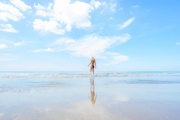 Mujer en traje de baño en la playa — Foto de Stock