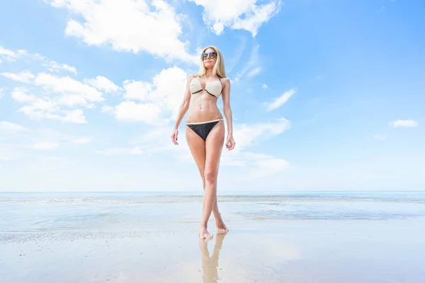 Kobiety w bikini i okulary przeciwsłoneczne na plaży — Zdjęcie stockowe
