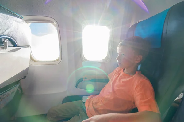 Парень, сидящий в самолете — стоковое фото