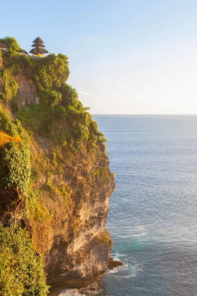 Uluwatu cliff och blå havet — Stockfoto