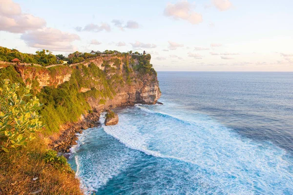 Uluwatu cliff och blå havet — Stockfoto