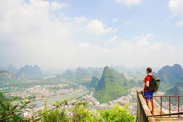 背着背包徒步旅行者 — 图库照片