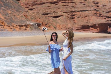 İki genç kadın selfie yapma