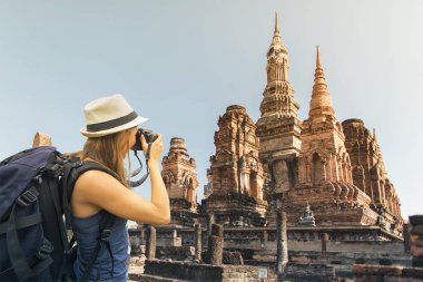 Uzun yürüyüşe çıkan kimse ile fotoğraf çekerken sırt çantası