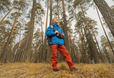  sırt çantası ve kamera ormandaki bir çocuk