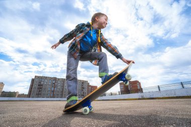 Çocuk kaykay için gidiyor 