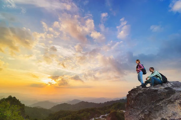 Hikers enjoying a valley view from top — Stock Photo, Image