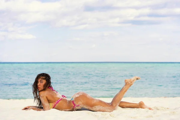 Mujer en bikini relajante en la playa — Foto de Stock