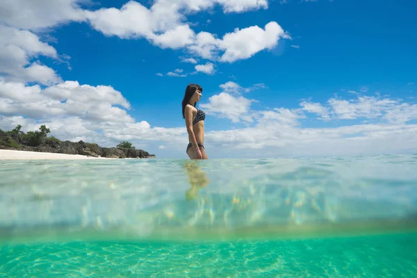 Kvinna i havet — Stockfoto