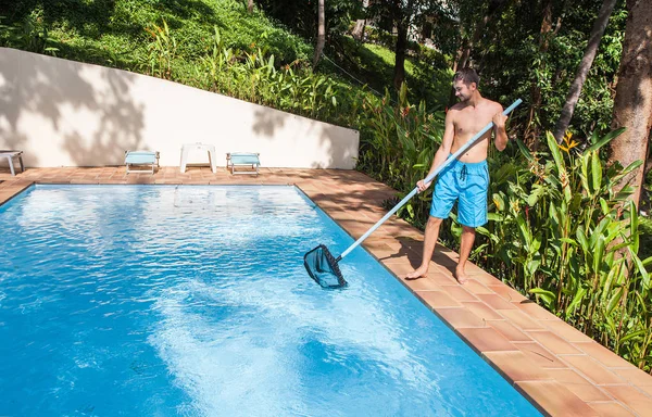 Man cleaning swimming pool — Stock Photo, Image