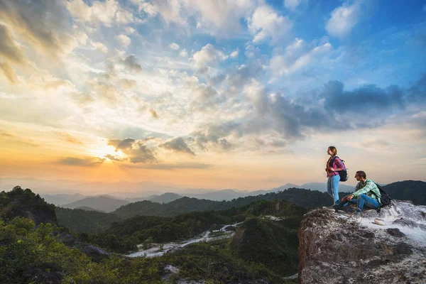 Hikers enjoying a valley view from top — Stock Photo, Image