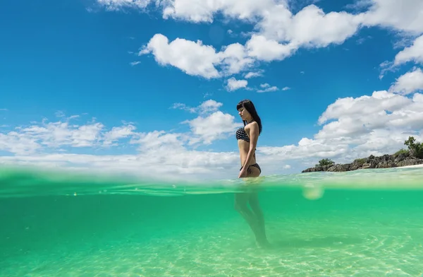 Kvinna i bikini i havet — Stockfoto