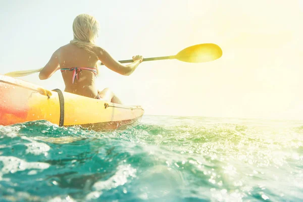 Femme en kayak — Photo