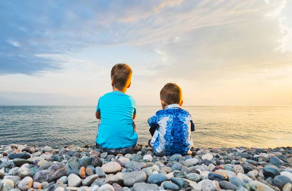 Bambini seduti sulla spiaggia — Foto Stock