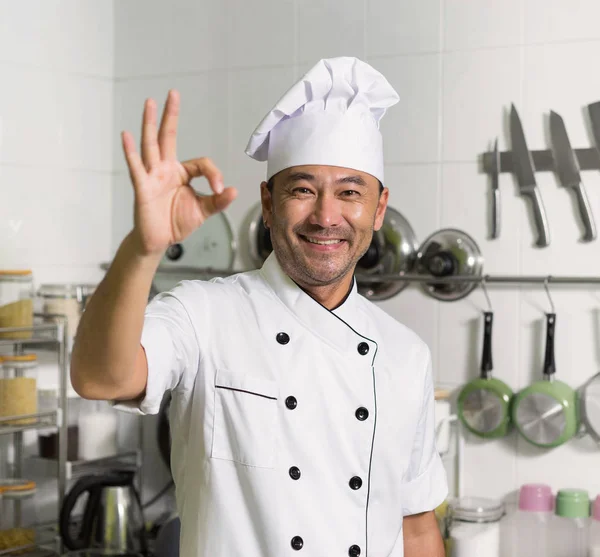 Aziatische chef-kok glimlachend en weergegeven: Ok — Stockfoto