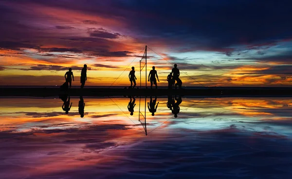 Beach volejbal silueta při západu slunce — Stock fotografie