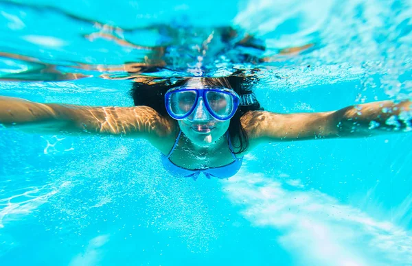 Woman swimming with mask — Stock Photo, Image