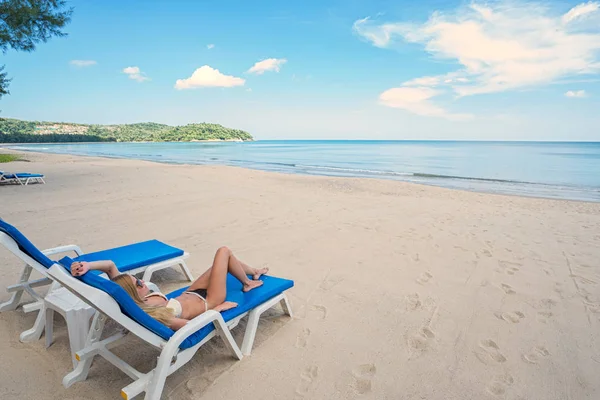 Mujer relajándose en la playa. — Foto de Stock