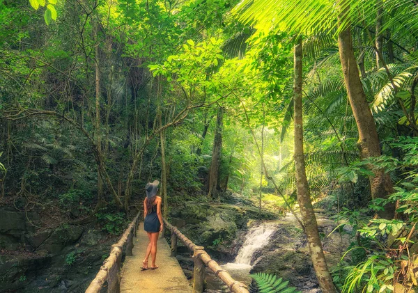 Mulher olhando ao redor na floresta tropical — Fotografia de Stock