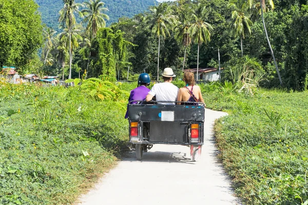 Tuk Tuk en la calle en Tailandia isla — Foto de Stock