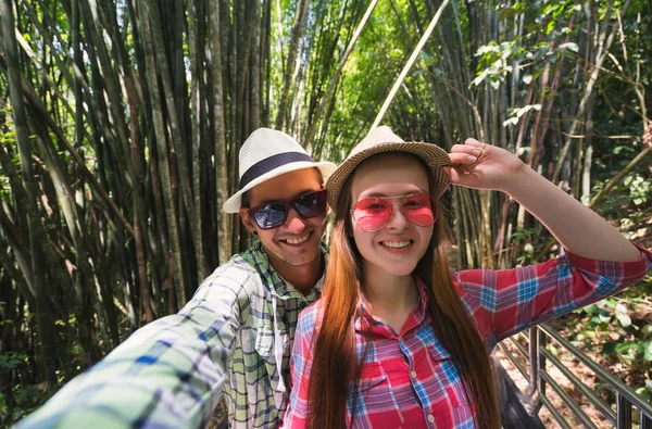 Pareja hacer selfie — Foto de Stock