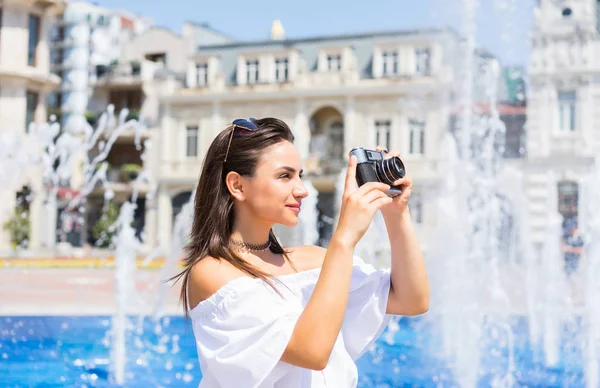 Mujer tomar una foto en la calle con fuentes — Foto de Stock