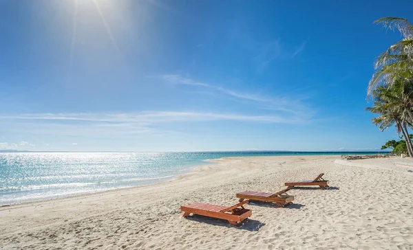 3 躺椅、 白色的沙滩和棕榈树 — 图库照片