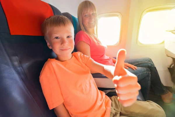 Bonne mère et son fils assis dans l'avion — Photo