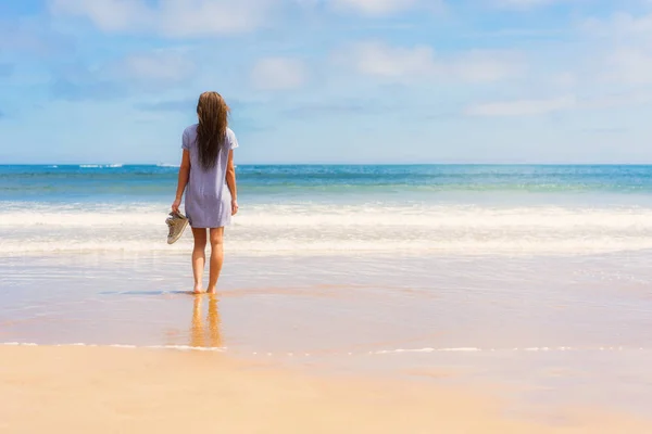 Flicka stående på stranden — Stockfoto