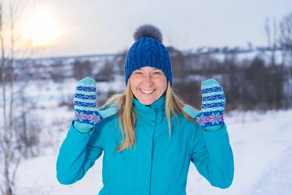 Woman in hat and mittens — Stock Photo, Image