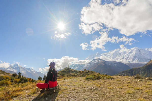 Hiker sitting on the hill — Stock Photo, Image