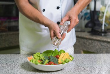 Şef biber salatası koyun.