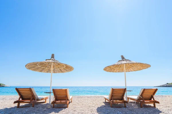Sombrillas y sillas en la playa —  Fotos de Stock