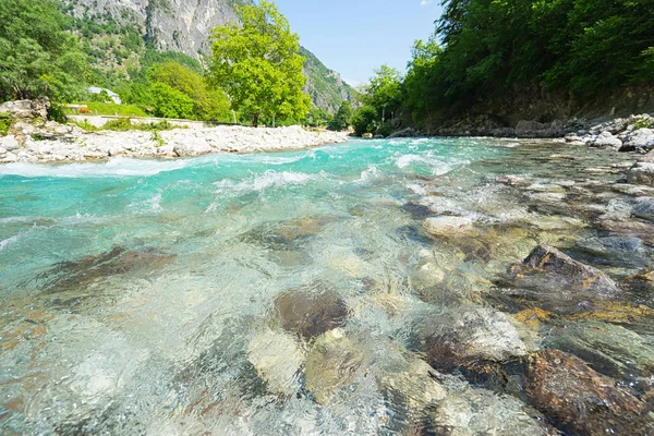 Río de montaña con agua azul limpia — Foto de Stock