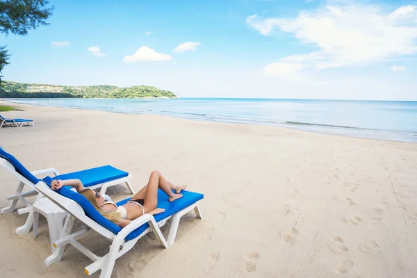 Mujer relajándose en la playa tropical — Foto de Stock