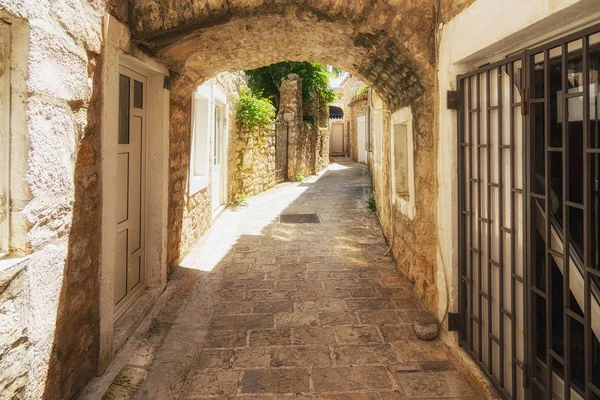 Narrow street with archway — Stock Photo, Image