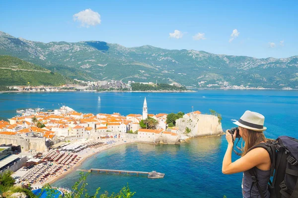 Tourist taking photo of old towt Budva — Stock Photo, Image