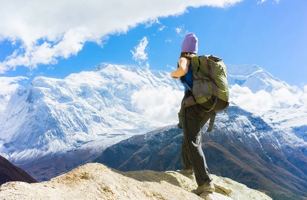 Caminhante com mochila — Fotografia de Stock